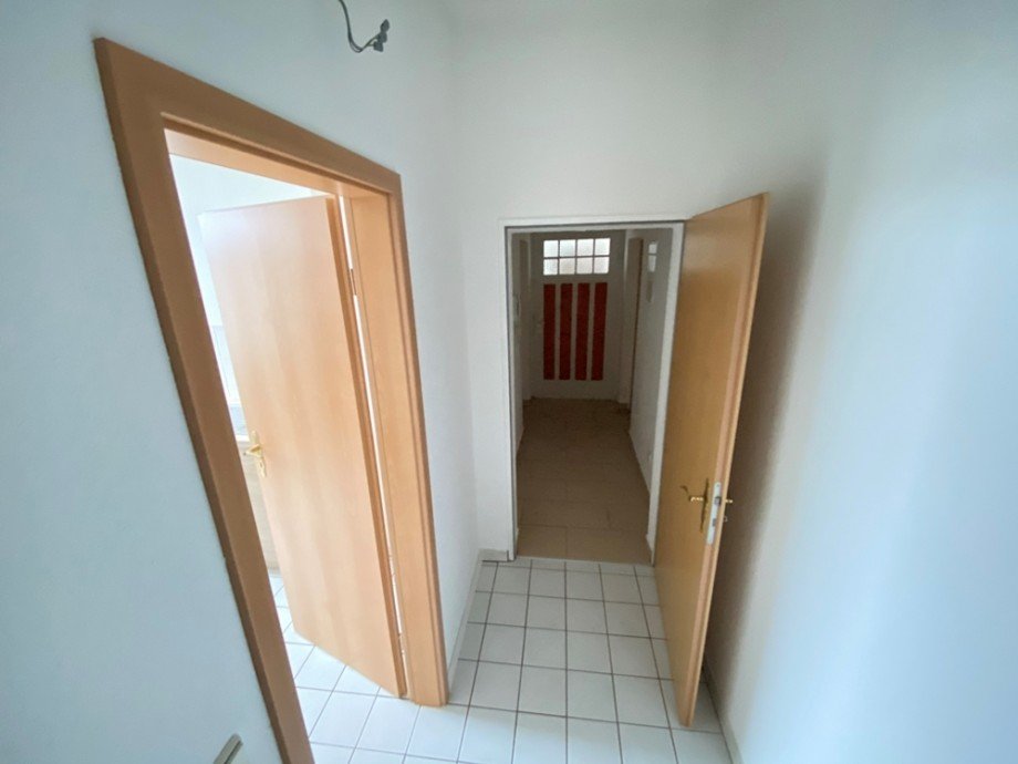 Helle Erdgeschosswohnung mit Tageslichtbad, Badewanne, Innenhofnutzung unweit der Elbwiesen - Foto 5