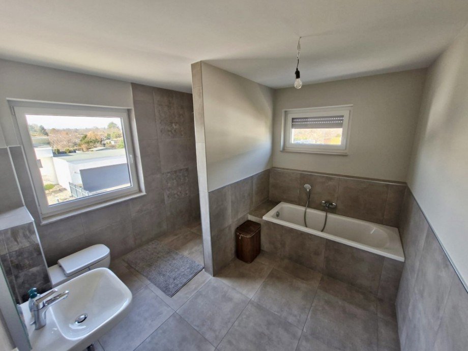 Bad mit Wanne und Dusche Einfamilienhaus Magdeburg / Nordwest