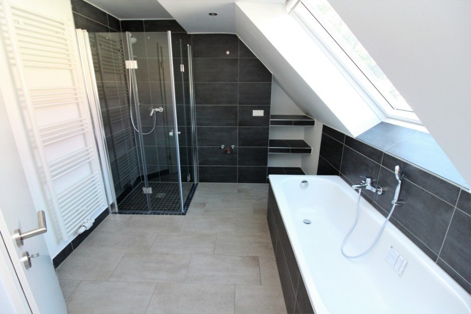Bad mit Wanne und Dusche und Fenster Dachgeschosswohnung Magdeburg