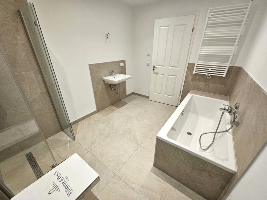 Hochwertige Dachterrassenwohnung im Denkmal - 3 Zimmer, Balkon, Bad mit Wanne & Dusche, FBH, SP - Photo 5