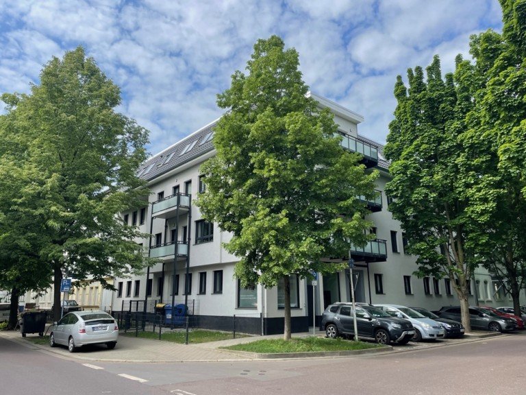 Hausansicht Magdeburg Etagenwohnung Gro�e Wohnung sucht nette Familie! Bad mit Wanne und Dusche! Balkon! Fahrstuhl! Bus System