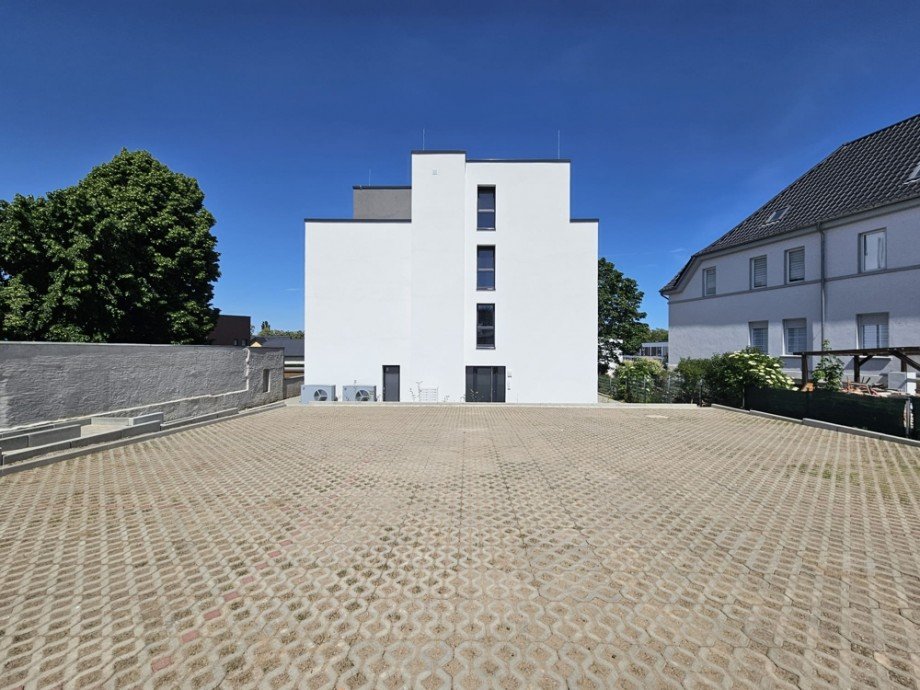 Ansicht mit Parkpl�tzen Penthousewohnung Biederitz / Heyrothsberge