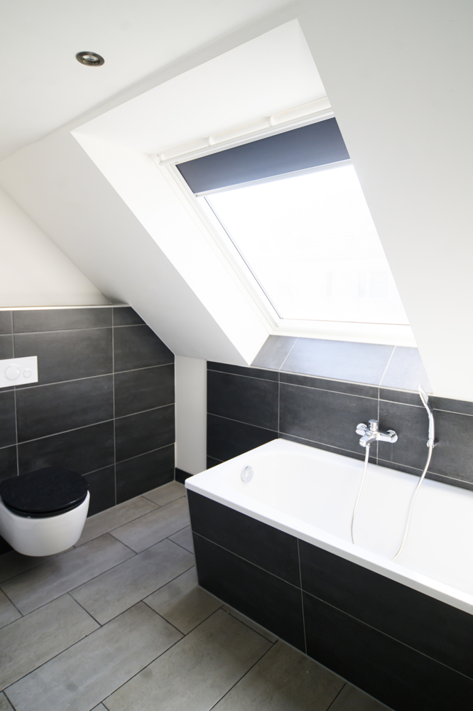 Bad mit Wanne Dachgeschosswohnung Magdeburg