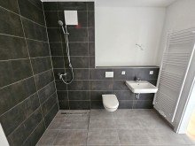 Badezimmer mit Walk- In- Dusche Energieeffizientes Wohnen in ruhiger Lage - Hochwertige 3-Zimmerwohnung mit Balkon & Garten & SP