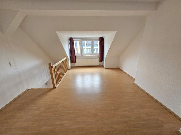 Schlafen Magdeburg Dachgeschosswohnung Maisonettewohnung direkt am Hasselbachplatz inkl. 2 Zimmer + EBK+Bad mit Wanne+G�ste- WC+Laminat!