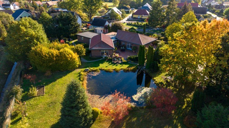 Westansicht Grabow Einfamilienhaus Repr�sentatives Architektenhaus im Bungalowstil inkl. Badeteich + Weinberg + Sauna + provisionsfrei