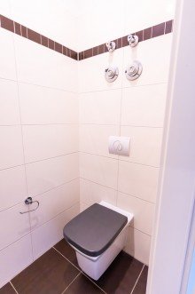 G�ste- WC Gro�z�gige 4-Zimmerwohnung mit Balkon, G�ste-WC, Fu�bodenheizung, Badezimmer mit Wanne und Dusche