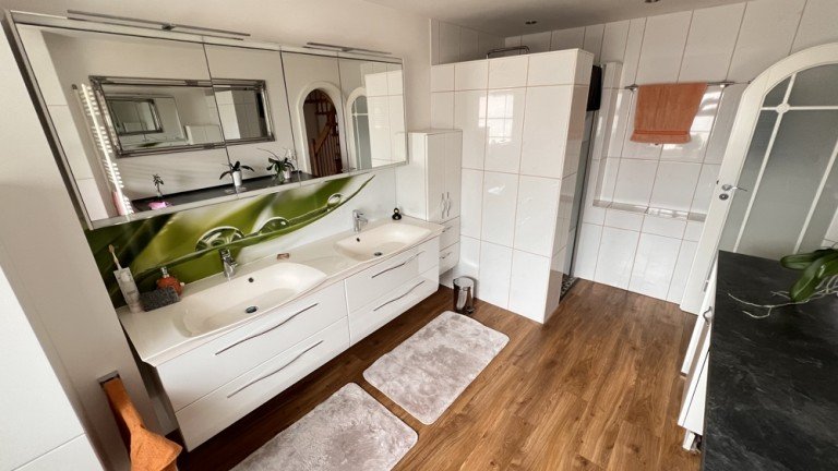 Badezimmer Welsleben Einfamilienhaus Charmantes Einfamilienhaus mit Wintergarten, 2 Garagen & historischem Charakter