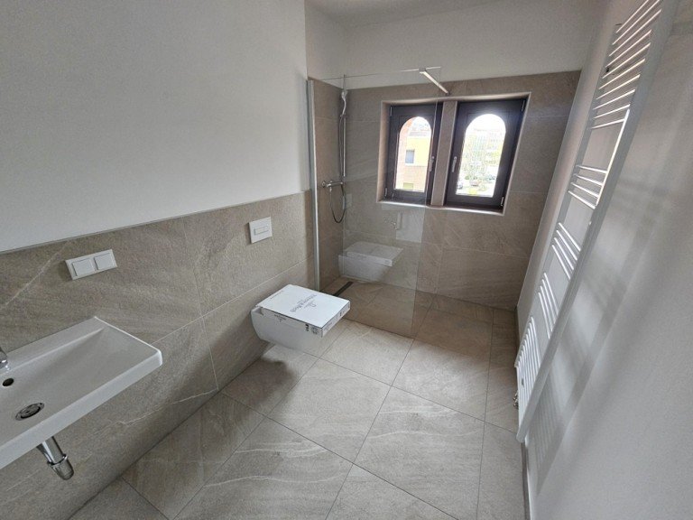 Tageslichtbadezimmer Magdeburg / Alte Neustadt Etagenwohnung Wohnen im Denkmal - 2 Zimmer, Balkon, Parkett, modernes Bad, Fu�bodenheizung & Stellplatz