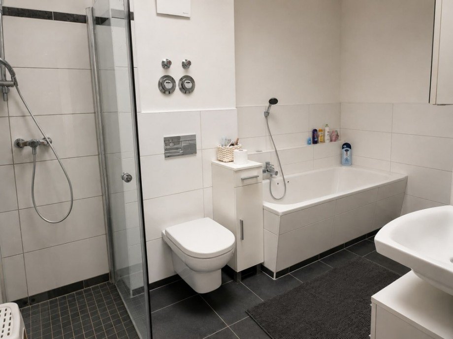 Bad mit Wanne und Dusche Etagenwohnung Werder