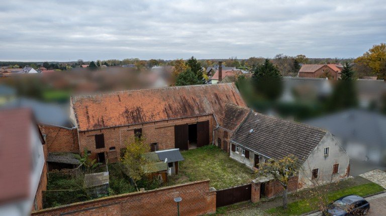 Drohnenperspektive Burg / Niegripp Resthof Sanierungsobjekt mit weitl�ufigem Grundst�ck und vielseitigem Potenzial in Niegripp