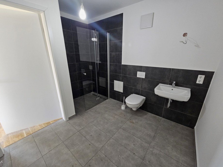 Hochwertige Terrassenwohnung mit drei Zimmern|Stellplatz|Bad mit Dusche|Rollladen|Abstellraum - Photo 2