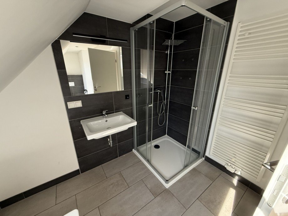 Bad mit Dusche und Badewanne Dachgeschosswohnung Magdeburg