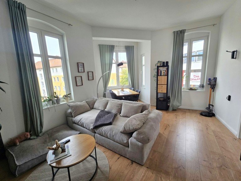 Wohnzimmer Magdeburg / Alte Neustadt Etagenwohnung Attraktive 2-Zimmerwohnung mit gro�z�gigem Grundriss, charmanter Erker, Bad mit Wanne, optional EBK