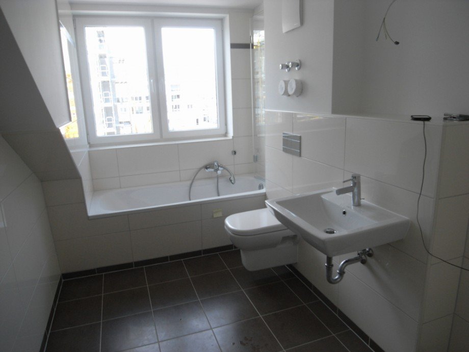Tageslichtbad mit Wanne und Dusche Maisonettewohnung Werder