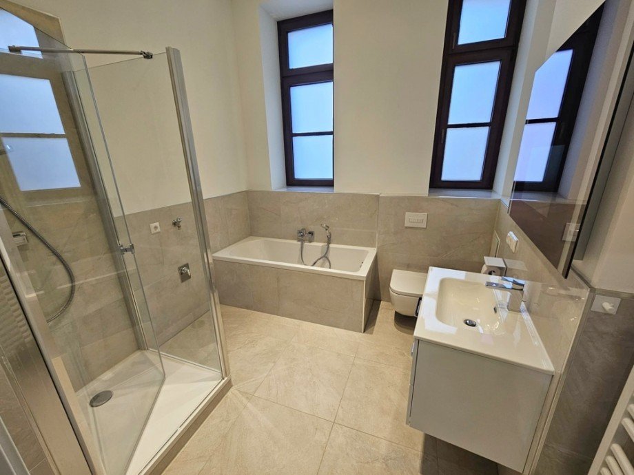 Tageslichtbadezimmer mit Badewanne und Dusche Erdgeschosswohnung Magdeburg / Alte Neustadt