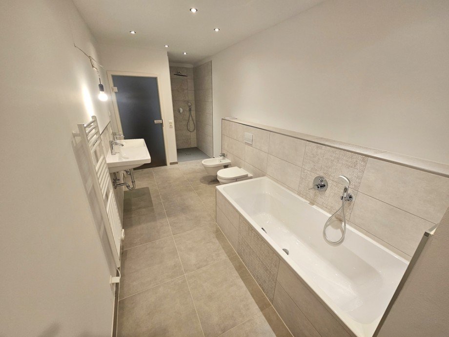 Exklusives Wohnen in der Villa Steuben mit Terrasse & Garten|Bad mit Wanne & Dusche| Fußbodenheizung - Photo 3