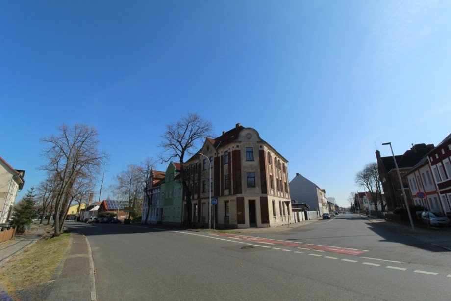 Haus- und Stra�enansicht Etagenwohnung Genthin