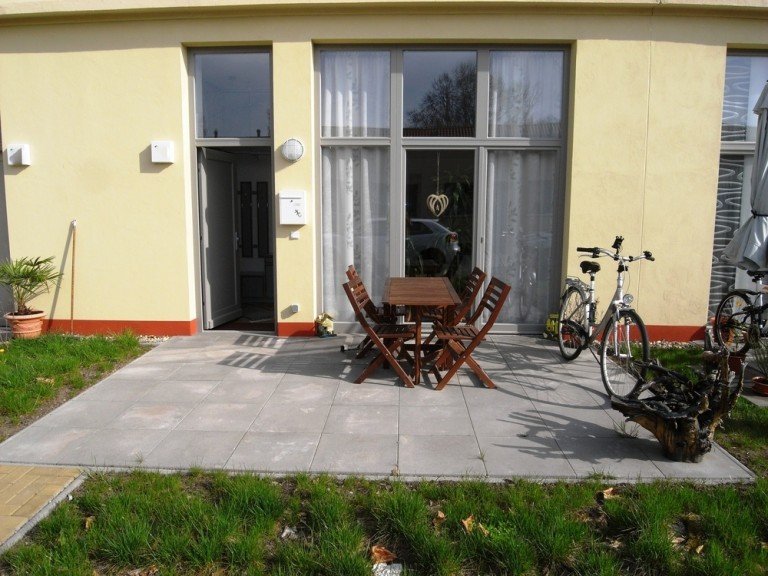 Terrassenansicht Magdeburg / Stadtfeld West Erdgeschosswohnung Gem�tliches Zuhause mit Reihenhausstil: Terrasse, Fu�bodenheizung, Dusche, offener K�che, Stellplatz