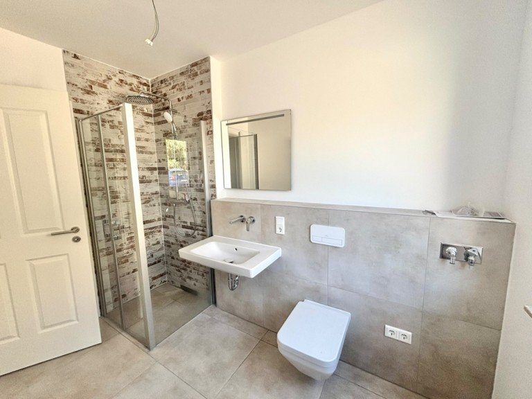 Badezimmer Magdeburg / Alte Neustadt Terrassenwohnung Nachhaltige Terrassenwohnung inkl. Tageslichtbad mit Walk- In- Dusche | A+ | Rolll�den | Stellplatz