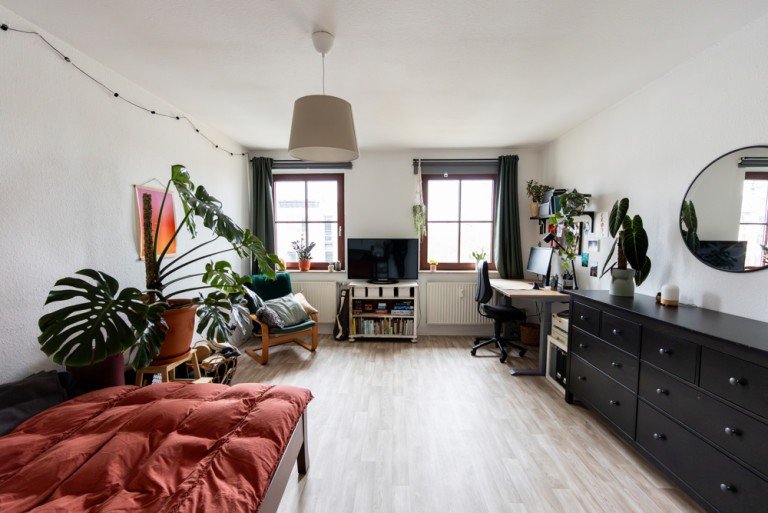 Wohn- und Schlafzimmer Magdeburg Dachgeschosswohnung Attraktive Kapitalanlage in der Altstadt - Vermietete 1-Zimmerwohnung mit Tageslichtbad und EBK