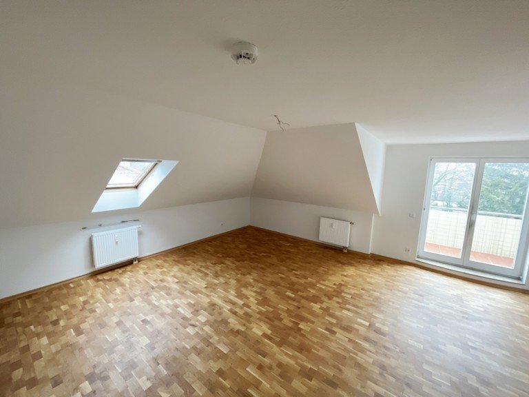Wohnzimmer Magdeburg / Cracau Dachgeschosswohnung Schmuckst�ck in idyllischer Nachbarschaft!Balkon, Stellplatz, Bad mit Badewanne u Blick ins Gr�ne