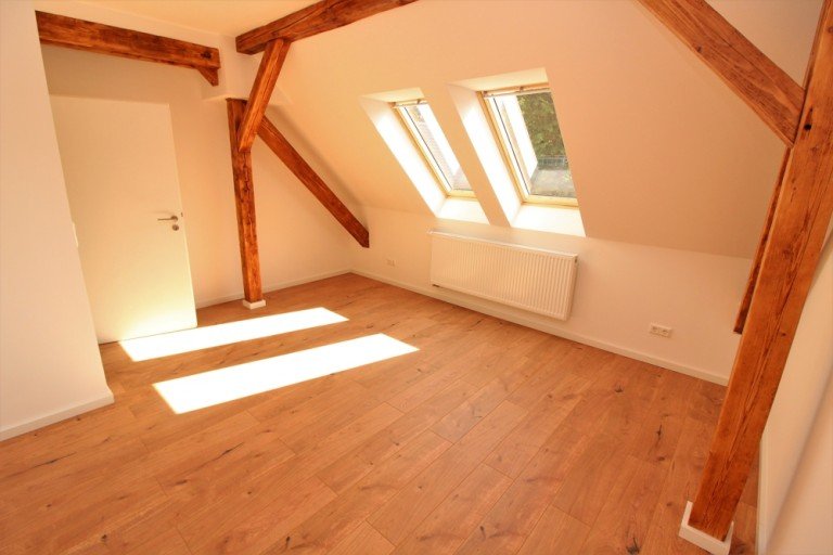 Schlafen Magdeburg Dachgeschosswohnung Wundersch�ne Dachgeschosswohnung mit viel Charme! Bad mit Wanne und Dusche! Keller! Stellplatz!