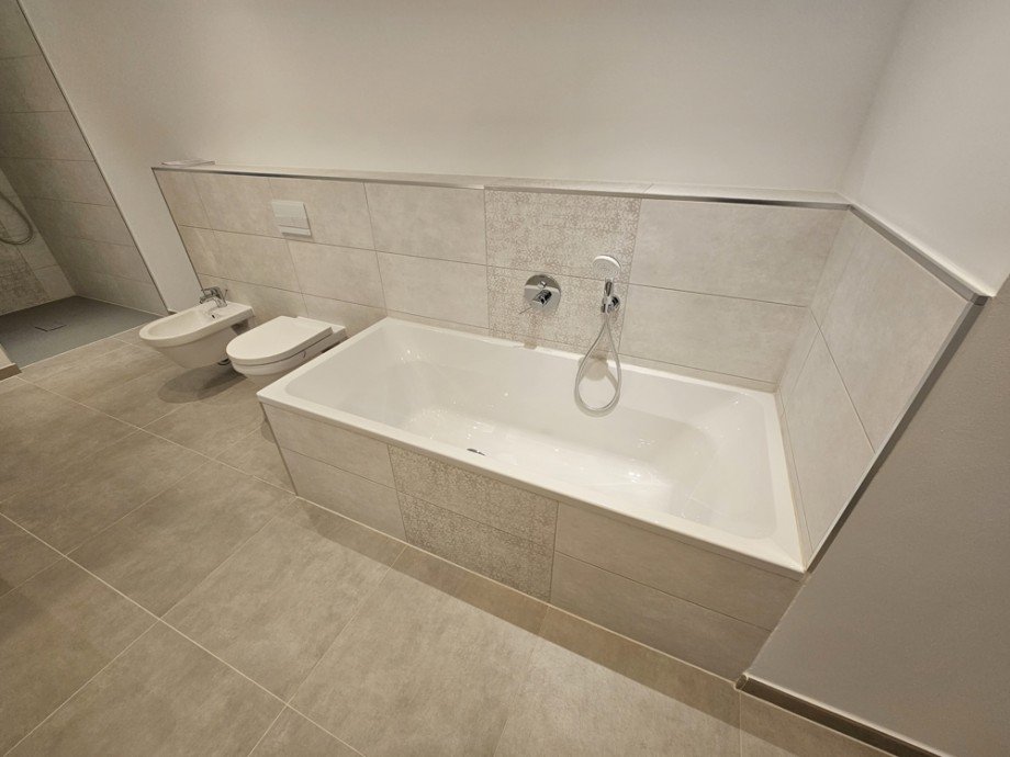 Exklusives Wohnen in der Villa Steuben mit Terrasse & Garten|Bad mit Wanne & Dusche| Fußbodenheizung - Photo 2
