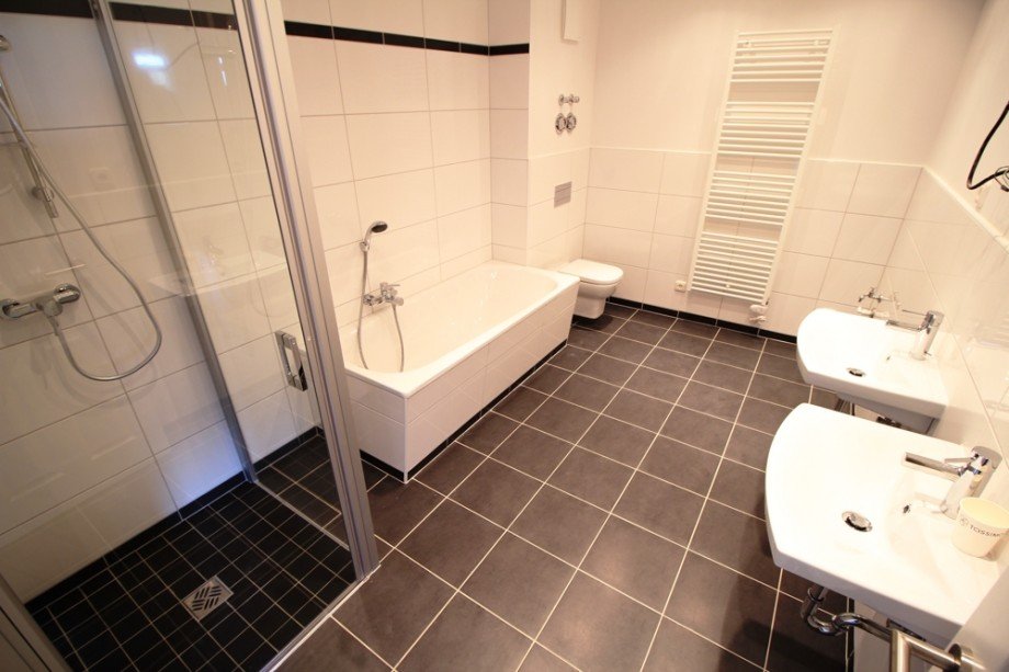 Bad mit Wanne und Dusche Etagenwohnung Werder