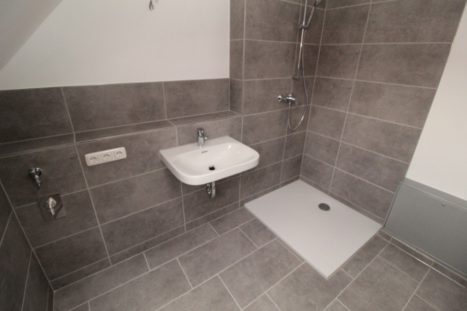 Bad mit Dusche und Wanne (Abtrennung fehlt auf diesem Bild) Reihenhaus Magdeburg
